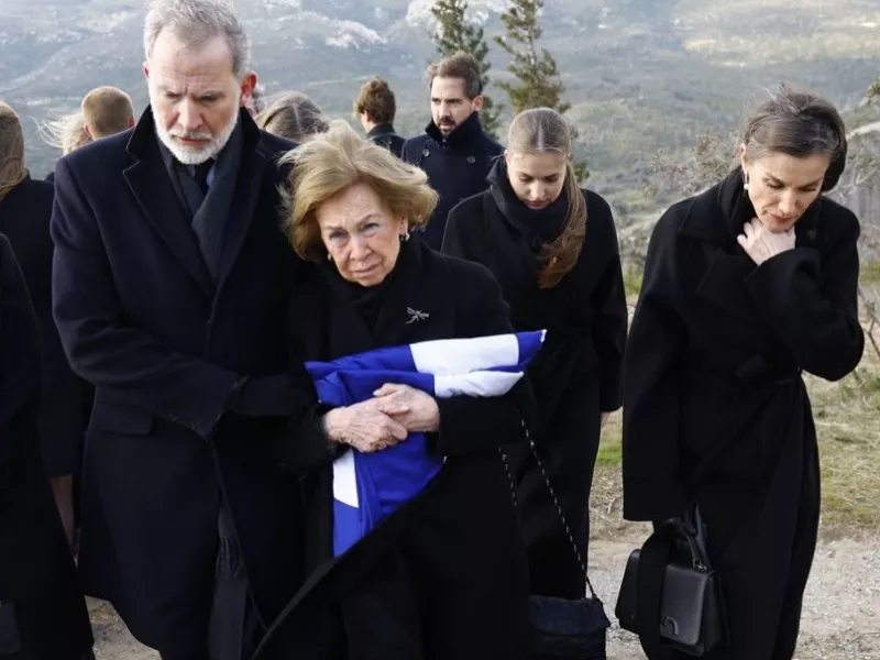 Κηδεύτηκε στο Τατόϊ η πριγκίπισσα Ειρήνη ΦΩΤΟ 29 Ο βασιλίας της Ισπανίας Φίλιππος, με τη μητέρα του Σοφία, αδελφή της εκλιπούσης