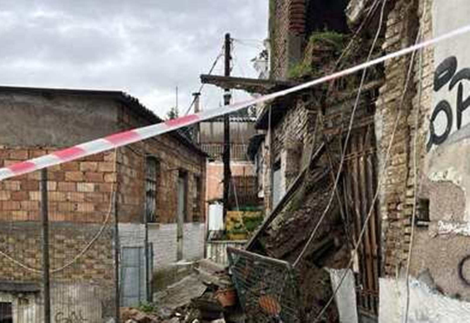 Πάτρα: Κατάρρευση σπιτιού στην Ανω πόλη ΦΩΤΟ 32 Πάτρα: Κατάρρευση σπιτιού στην Ανω πόλη ΦΩΤΟ