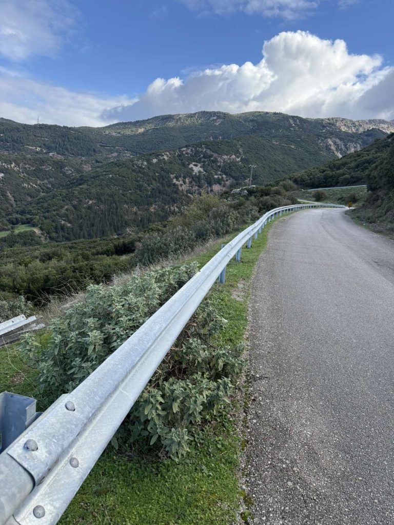 Πάτρα: Νέα στηθαία και κιγκλιδώματα ασφαλείας από τον Δήμο, τα σημεία ΦΩΤΟ