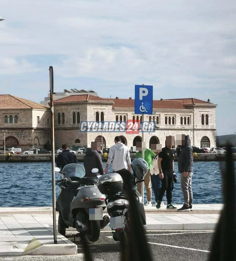 Σύρος: Σορός εντοπίστηκε να επιπλέει στο λιμάνι ΦΩΤΟ 30 Σύρος: Σορός εντοπίστηκε να επιπλέει στο λιμάνι ΦΩΤΟ