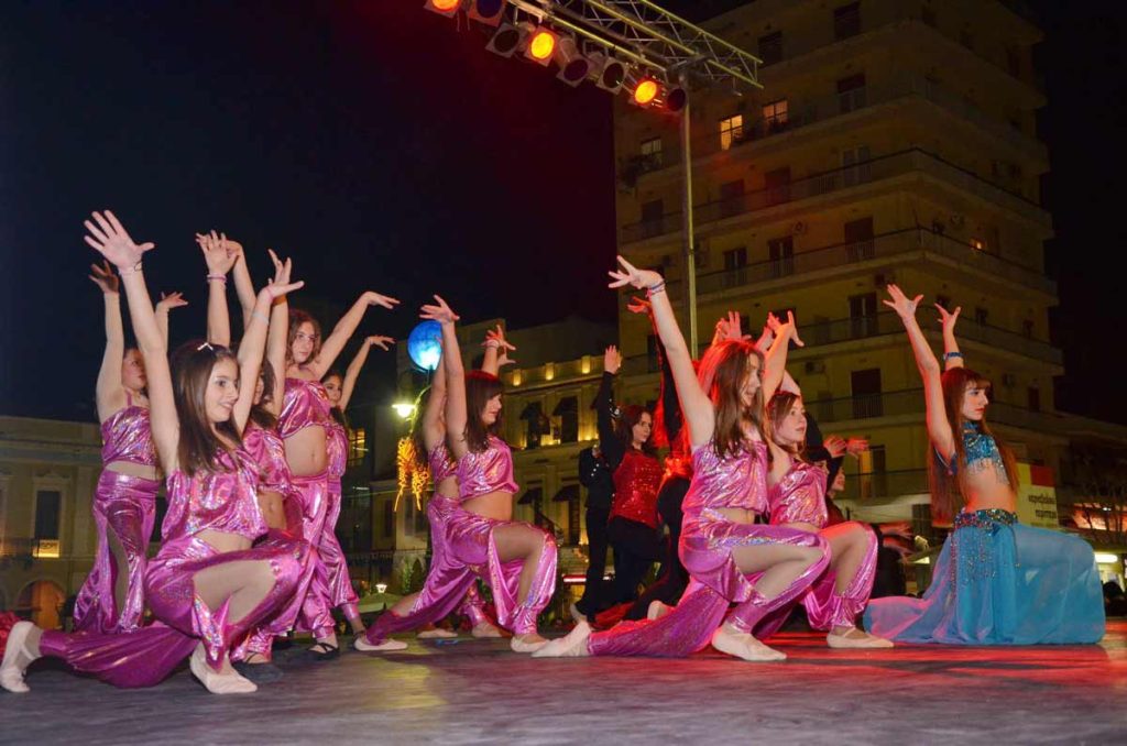 Σχολές χορού στην πλατεία του Πατρινού Καρναβαλιού