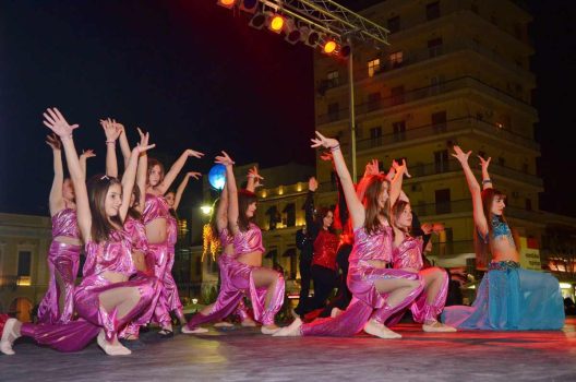 Σχολές χορού στην πλατεία του Πατρινού Καρναβαλιού