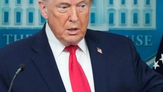 Σκέφτομαι σοβαρά την αποχώρηση από το ΝΑΤΟ, λέει ο Τραμπ και συμφωνεί με Πούτιν