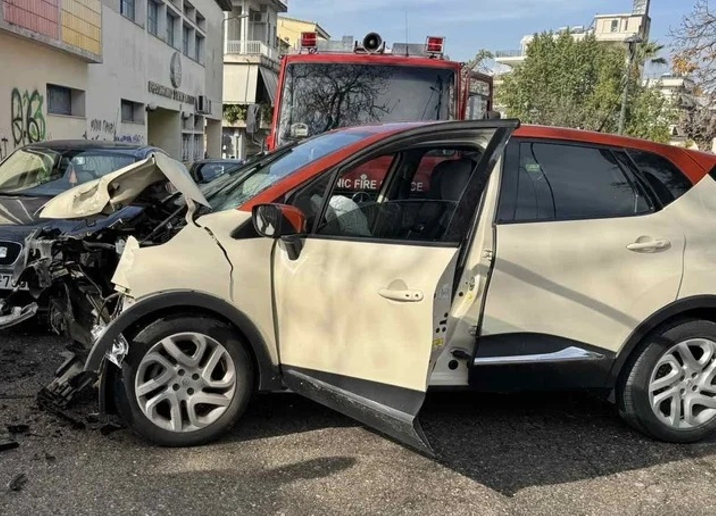 Τροχαίο στο κέντρο του Αγρινίου, αυτοκίνητο καρφώθηκε σε δένδρο ΦΩΤΟ