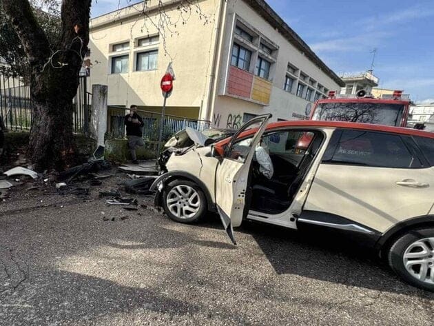 Τροχαίο στο κέντρο του Αγρινίου, αυτοκίνητο καρφώθηκε σε δένδρο ΦΩΤΟ 29 Τροχαίο στο κέντρο του Αγρινίου, αυτοκίνητο καρφώθηκε σε δένδρο ΦΩΤΟ