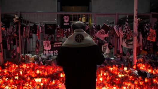 Ρίγη συγκίνησης στην υποδοχή των 7 σορών των οπαδών του ΠΑΟΚ ΦΩΤΟ