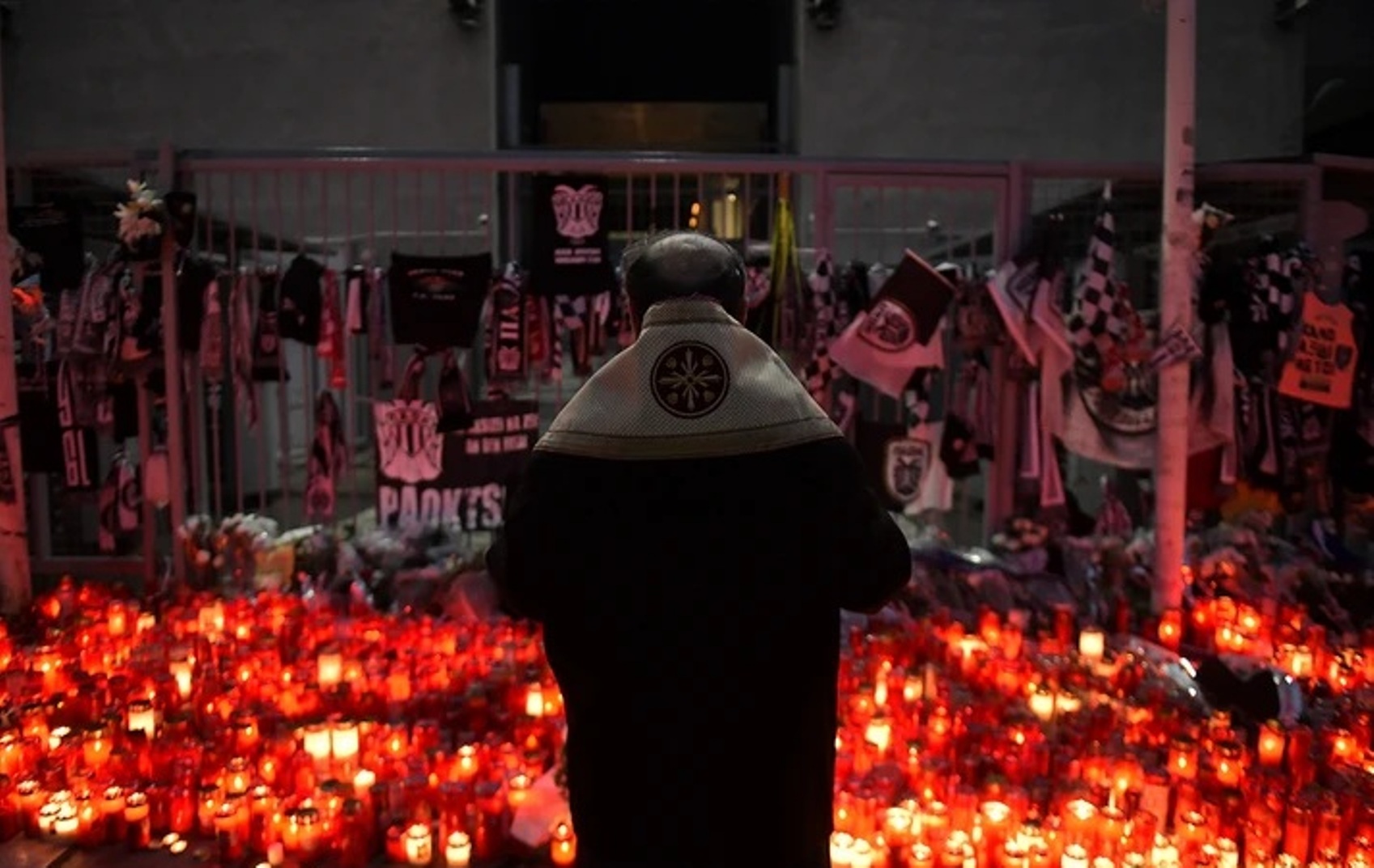 Ρίγη συγκίνησης στην υποδοχή των 7 σορών των οπαδών του ΠΑΟΚ ΦΩΤΟ 30 Ρίγη συγκίνησης στην υποδοχή των 7 σορών των οπαδών του ΠΑΟΚ ΦΩΤΟ