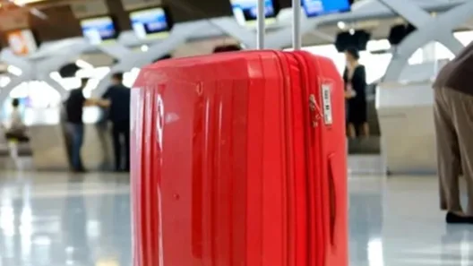 Γιατί έχουν «προτεραιότητα» οι κόκκινες βαλίτσες στα αεροπλάνα