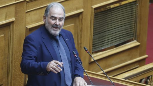 Βουλή: Ένταση με ανεξάρτητο βουλευτή που εξύμνησε τη Χούντα