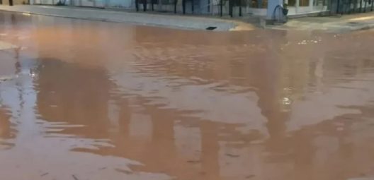 Βάρδα: Υπερχείλισε χείμαρρος, δρόμοι «ποτάμια» ΦΩΤΟ