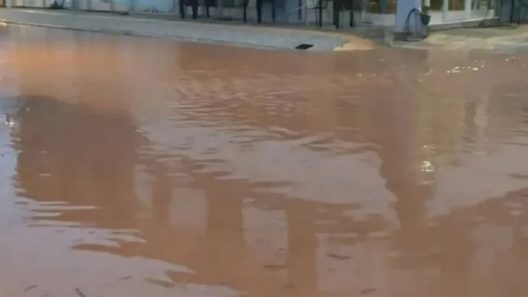 Βάρδα: Υπερχείλισε χείμαρρος, δρόμοι «ποτάμια» ΦΩΤΟ