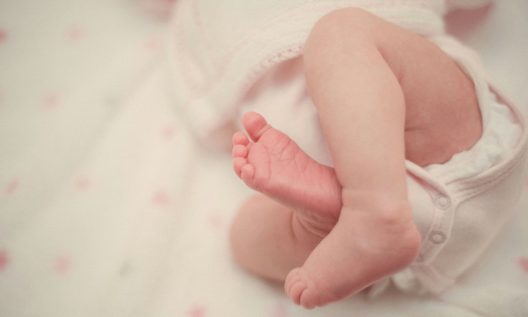 Καλλιθέα: Τί εντοπίστηκε στο «κακοποιημένο» βρέφος, που πέθανε