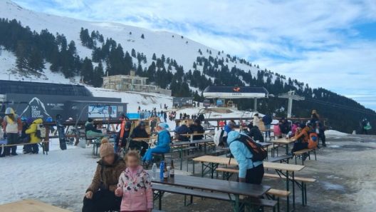 Καλάβρυτα: «Βούλιαξαν» το Σαββατοκύριακο από κόσμο, για βόλτα και χειμερινά σπορ ΒΙΝΤΕΟ-ΦΩΤΟ