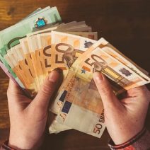 Όλες οι πληρωμές από ΕΦΚΑ και ΔΥΠΑ έως τις 30 Απριλίου