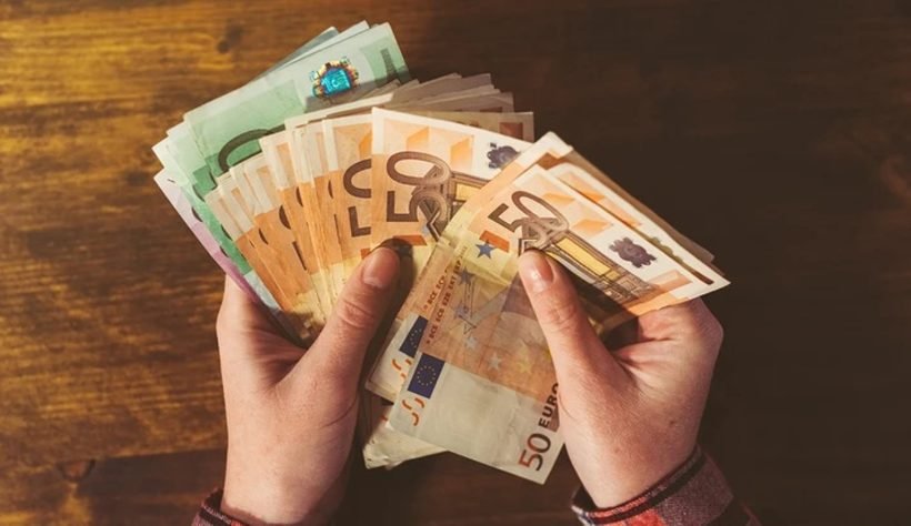 Πότε πιστώνονται τα επιδόματα του ΟΠΕΚΑ στους λογαριασμούς