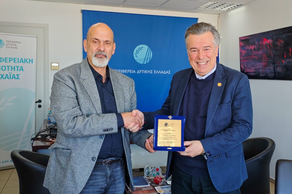 Τιμητική πλακέτα στον καθηγητή Στ. Ταραβήρα από Χ. Μπονάνο