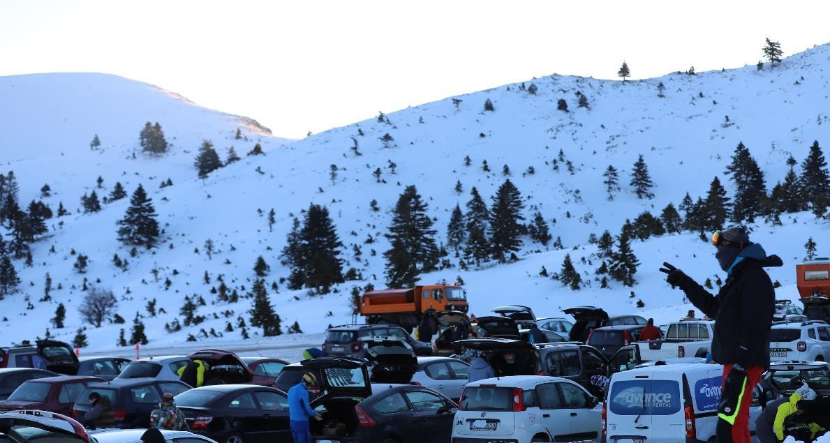 Καλάβρυτα: Το αδιαχώρητο στο Χιονοδρομικό Κέντρο, με κυκλοφοριακό έμφραγμα ΦΩΤΟ