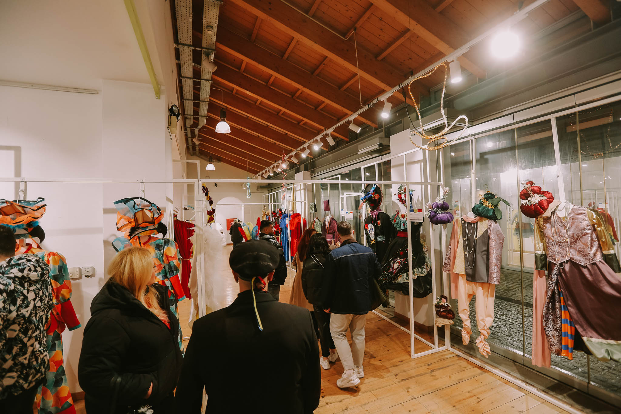 Ξεκινά η έκθεση στολών Πληρωμάτων του φετινού Πατρινού Καρναβαλιού 30 Ξεκινά η έκθεση στολών Πληρωμάτων του φετινού Πατρινού Καρναβαλιού