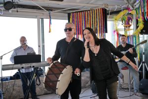 Το κέφι άναψε για τα καλά, με τον κόσμο να τραγουδά στον «Φάρο» ΦΩΤΟ