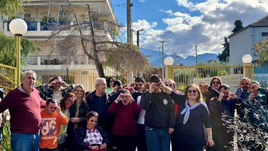 Τα παιδιά ΚΔΑΠ της Πάτρας μάζεψαν τις ελιές τους ΦΩΤΟ