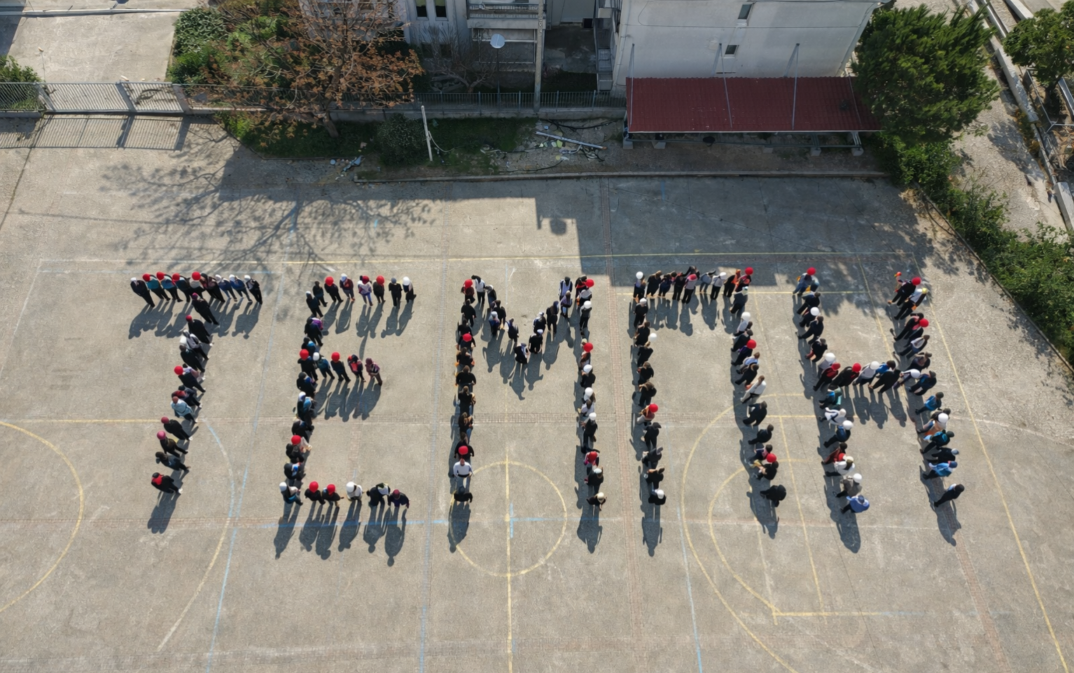 Μνήμη για την επέτειο των Τεμπών από το 2ο Γυμνάσίο Παραλίας ΦΩΤΟ
