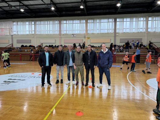 Σχολικές αθλητικές δράσεις με μαθητές που ζωντάνεψαν τα γήπεδα μπάσκετ του Αιγίου ΦΩΤΟ