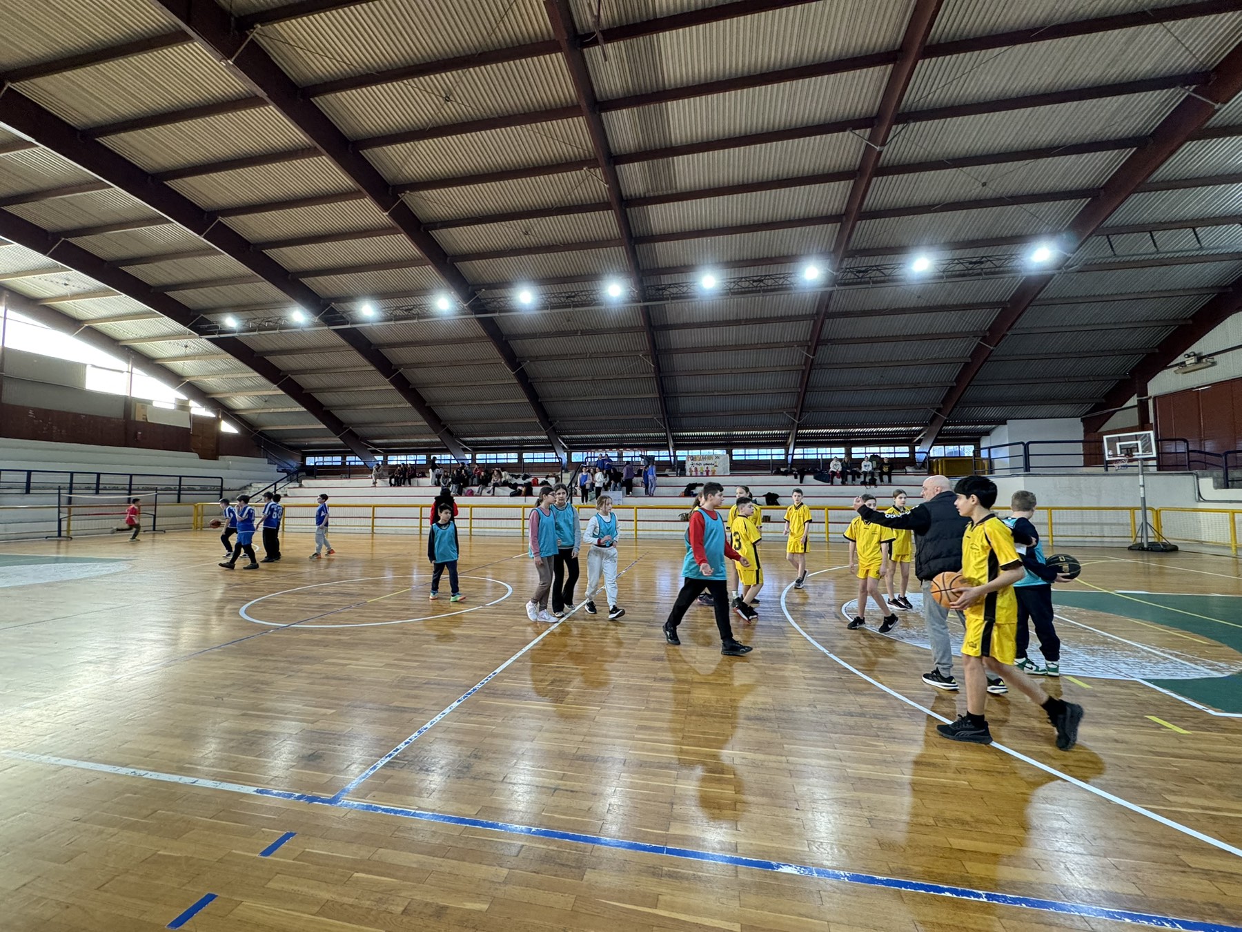 Σχολικές αθλητικές δράσεις με μαθητές που ζωντάνεψαν τα γήπεδα μπάσκετ του Αιγίου ΦΩΤΟ