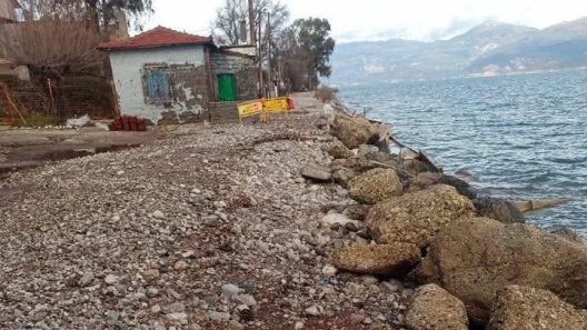 Αχαΐα: «Ξηλώθηκαν» δρόμοι από τη νεροποντή, οι κάτοικοι φοβούνται για τη ζωή τους ΦΩΤΟ