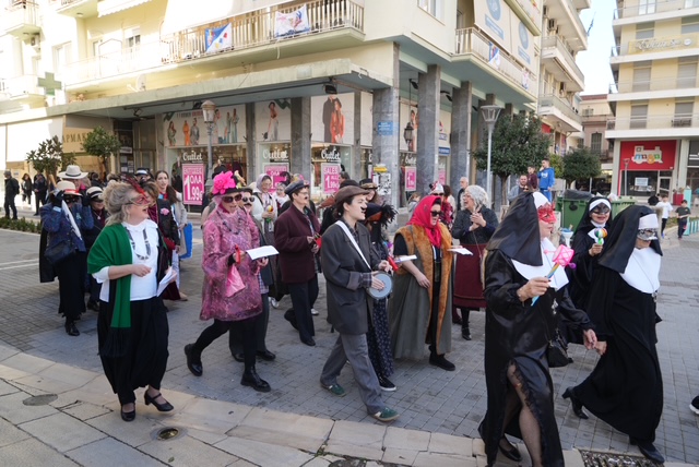 «Πλημμύρισε» παραδοσιακές φορεσιές και δρώμενα η πρωτεύουσα του Καρναβαλιού ΦΩΤΟΡΕΠΟΡΤΑΖ 45 «Πλημμύρισε» παραδοσιακές φορεσιές και δρώμενα η πρωτεύουσα του Καρναβαλιού ΦΩΤΟΡΕΠΟΡΤΑΖ