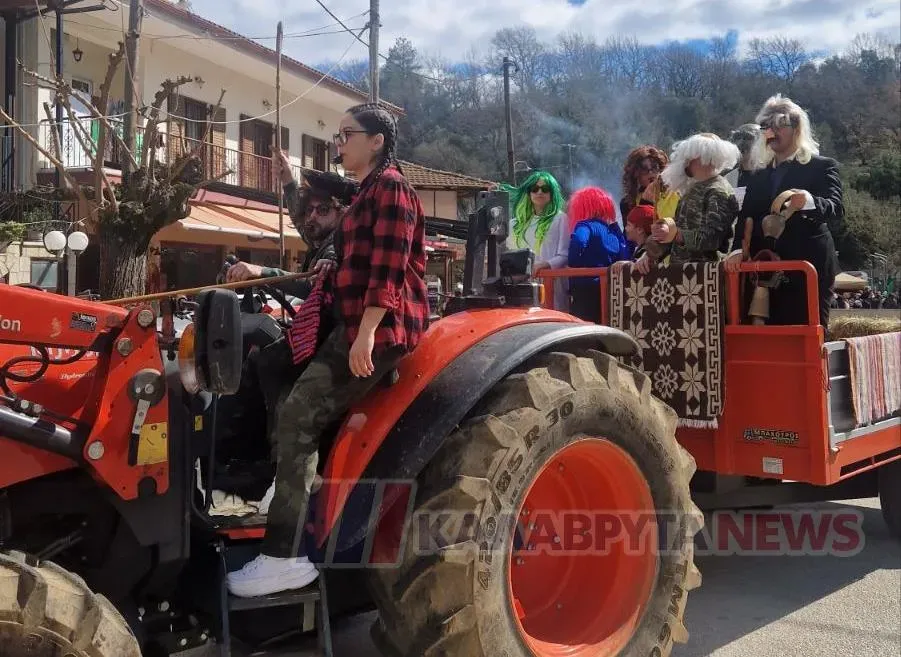 Πολύχρωμες μεταμφιέσεις, ευφάνταστα μηνύματα στα Τριπόταμα ΦΩΤΟ