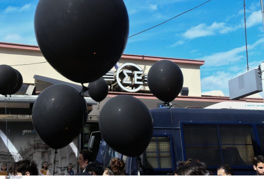 Αχαΐα: Τιμάται η μνήμη των θυμάτων στα Τέμπη - Διαδηλώσεις σε Πάτρα, Αίγιο, Καλάβρυτα, Κλειτορία