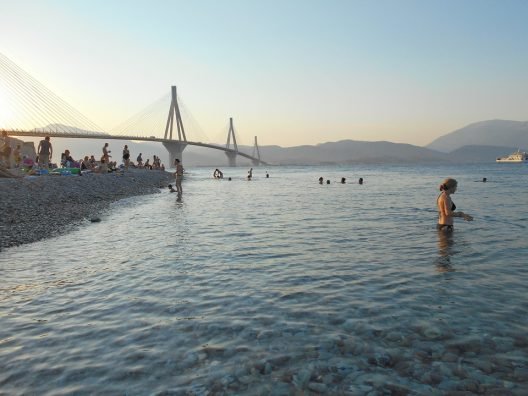 Ρίο: Απαγόρευσαν το κολύμπι με ...Νόμο του 2004, ξεσηκώνονται οι κάτοικοι