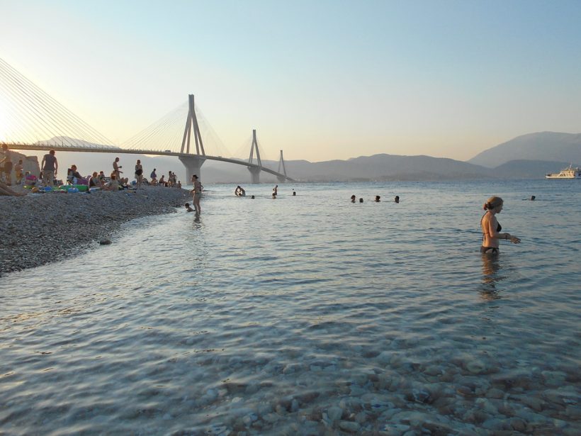 Ρίο: Απαγόρευσαν το κολύμπι με ...Νόμο του 2004, ξεσηκώνονται οι κάτοικοι