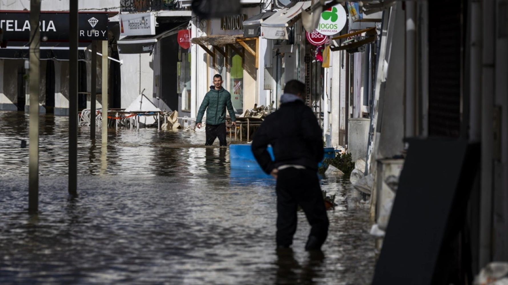 Ισπανία και Πορτογαλία αντιμέτωπες με σφοδρή κακοκαιρία: ζημιές, τραυματίες και ακυρώσεις πτήσεων