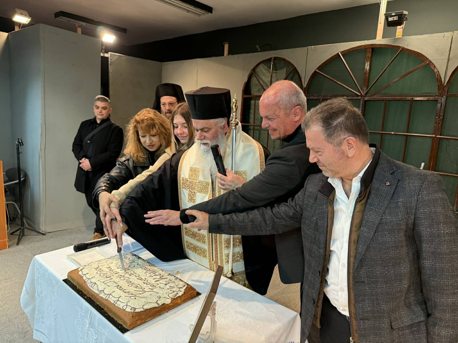 Κοπή βασιλόπιτας στο Πρότυπο ΕΠΑΛ Αιγίου από Ιερώνυμο ΦΩΤΟ