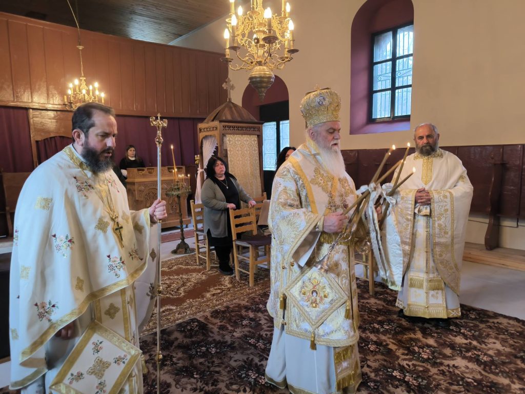 Στο ναό Αγίων Θεοδώρων Μεσορρουγίου Ακράτας ο Μητροπολίτης Ιερώνυμος
