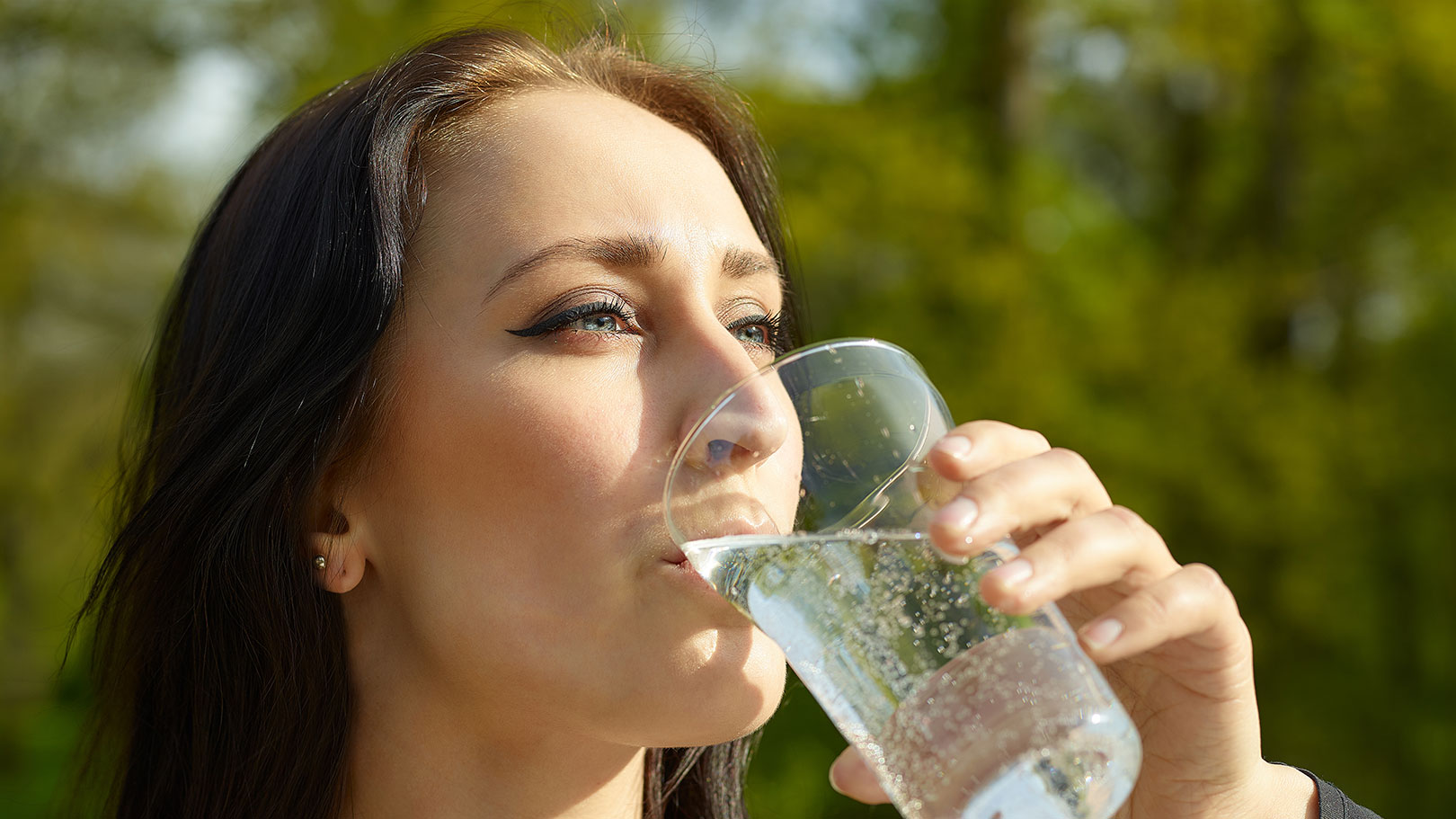 Πόσο νερό πρέπει να πίνουμε τελικά; Νεφρολόγος καταρρίπτει τον μύθο των 1,5 λίτρων