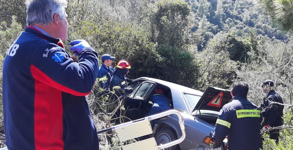 Αχαΐα: Επιχείρηση απεγκλωβισμού γυναίκας από αυτοκίνητο στο Σαλμενίκο
