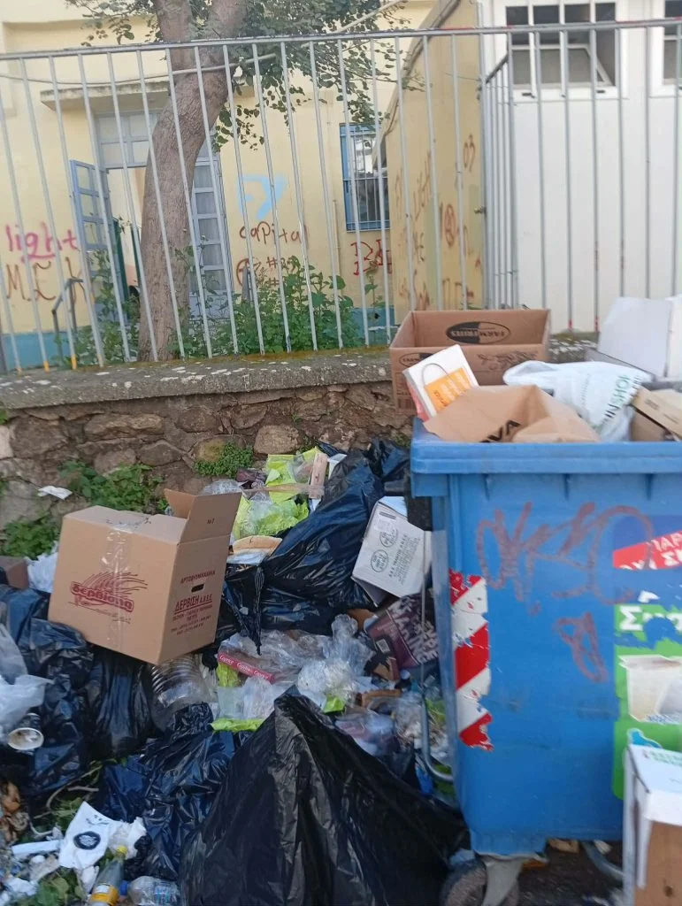 Πάτρα: Βρωμιά και δυσοσμία στην πόρτα του 26ου Δημοτικού σχολείου ΦΩΤΟ