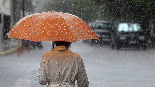 Καιρός: Με βροχές, καταιγίδες και πτώση θερμοκρασίας ανοίγει η εβδομάδα