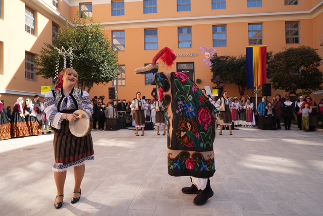 «Πλημμύρισε» παραδοσιακές φορεσιές και δρώμενα η πρωτεύουσα του Καρναβαλιού ΦΩΤΟΡΕΠΟΡΤΑΖ 63 «Πλημμύρισε» παραδοσιακές φορεσιές και δρώμενα η πρωτεύουσα του Καρναβαλιού ΦΩΤΟΡΕΠΟΡΤΑΖ