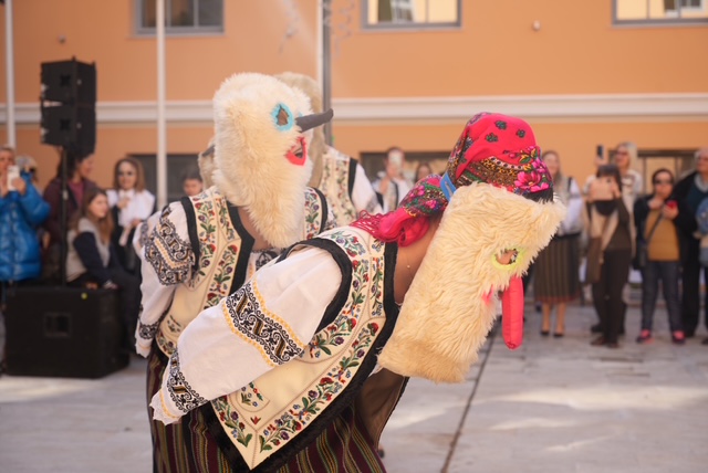 «Πλημμύρισε» παραδοσιακές φορεσιές και δρώμενα η πρωτεύουσα του Καρναβαλιού ΦΩΤΟΡΕΠΟΡΤΑΖ 64 «Πλημμύρισε» παραδοσιακές φορεσιές και δρώμενα η πρωτεύουσα του Καρναβαλιού ΦΩΤΟΡΕΠΟΡΤΑΖ