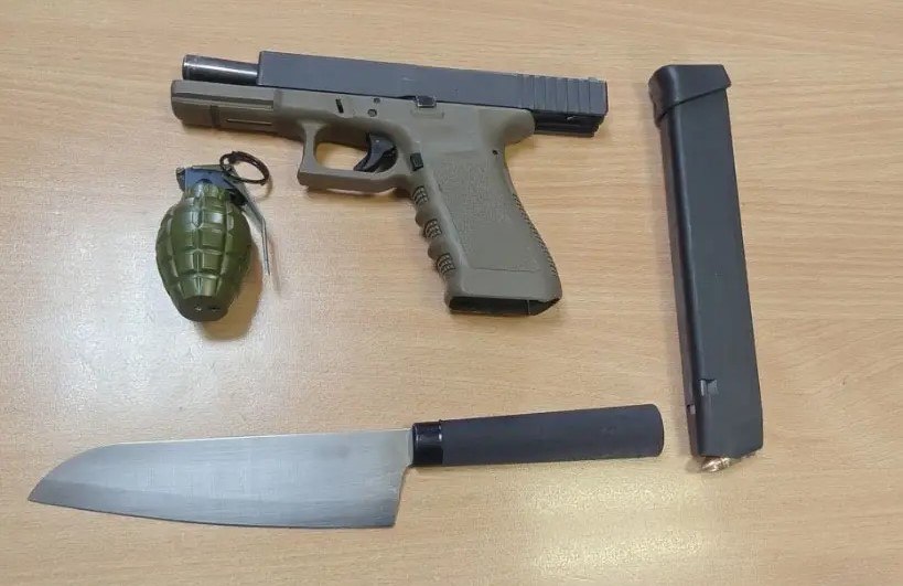 Μοσχάτο: Εντοπίστηκε να οδηγεί με όπλο, σφαίρες, χειροβομβίδα και χιλιάδες ευρώ ΦΩΤΟ