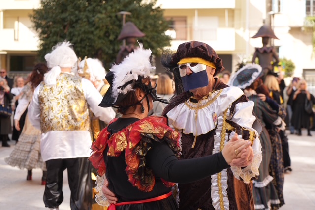 «Πλημμύρισε» παραδοσιακές φορεσιές και δρώμενα η πρωτεύουσα του Καρναβαλιού ΦΩΤΟΡΕΠΟΡΤΑΖ 62 «Πλημμύρισε» παραδοσιακές φορεσιές και δρώμενα η πρωτεύουσα του Καρναβαλιού ΦΩΤΟΡΕΠΟΡΤΑΖ