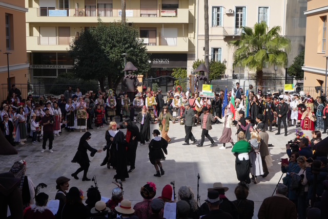«Πλημμύρισε» παραδοσιακές φορεσιές και δρώμενα η πρωτεύουσα του Καρναβαλιού ΦΩΤΟΡΕΠΟΡΤΑΖ 49 «Πλημμύρισε» παραδοσιακές φορεσιές και δρώμενα η πρωτεύουσα του Καρναβαλιού ΦΩΤΟΡΕΠΟΡΤΑΖ