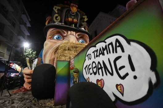 Πάτρα: Η βραδινή παρέλαση Αρμάτων...με ΟΠΕΚΕΠΕ πρωταγωνιστή ΒΙΝΤΕΟ- ΦΑΝΤΑΣΜΑΓΟΡΙΚΕΣ ΦΩΤΟ