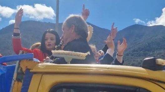 Πολύχρωμες μεταμφιέσεις, ευφάνταστα μηνύματα στα Τριπόταμα ΦΩΤΟ