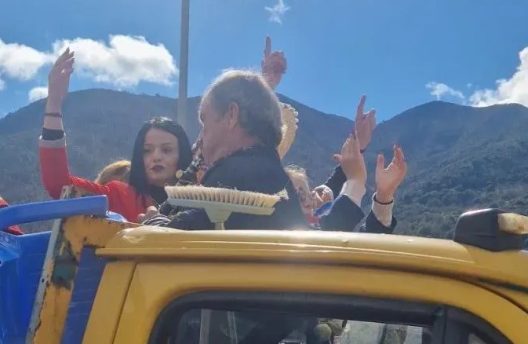 Πολύχρωμες μεταμφιέσεις, ευφάνταστα μηνύματα στα Τριπόταμα ΦΩΤΟ