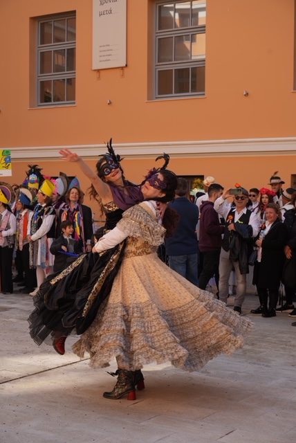 «Πλημμύρισε» παραδοσιακές φορεσιές και δρώμενα η πρωτεύουσα του Καρναβαλιού ΦΩΤΟΡΕΠΟΡΤΑΖ 61 «Πλημμύρισε» παραδοσιακές φορεσιές και δρώμενα η πρωτεύουσα του Καρναβαλιού ΦΩΤΟΡΕΠΟΡΤΑΖ