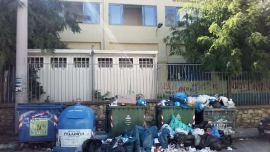 Πάτρα: Βρωμιά και δυσοσμία στην πόρτα του 26ου Δημοτικού σχολείου ΦΩΤΟ